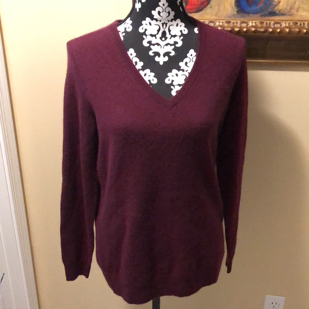 🍷Bloomingdales’s 2-ply Cashmere V-Neck, long-sleeved classic comfy sweater